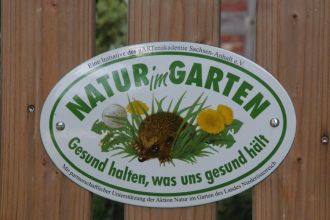 Plakette an der Gartenpforte